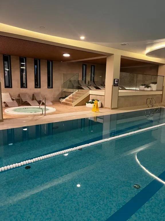 Basen i jacuzzi w strefie wellness